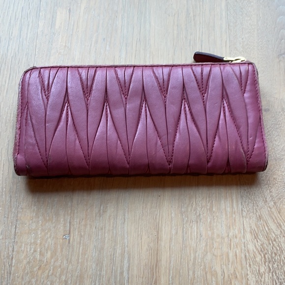 Authentic Miu Miu pink matelasse wallet - Picture 6 of 10